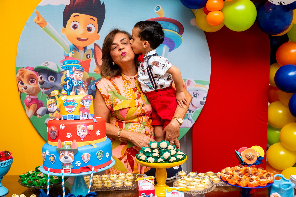 O aniversariante agradesendo a vovó pela sua festa de aniversário