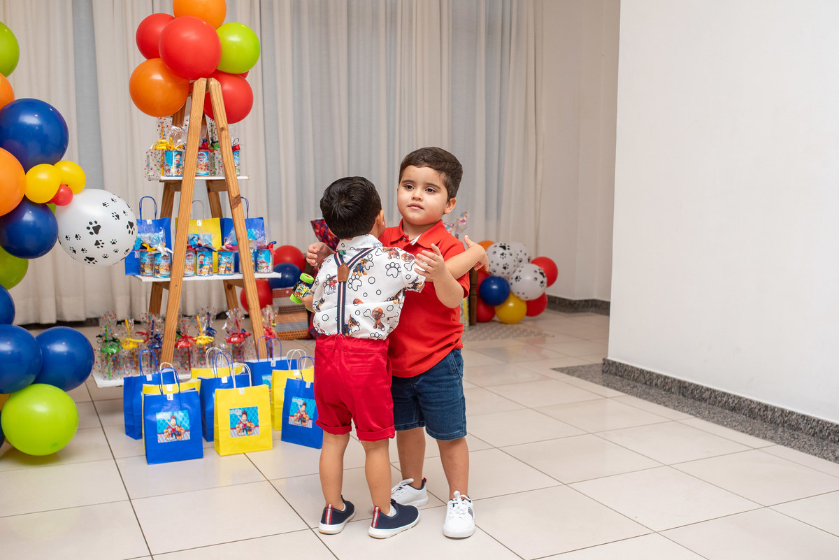 primo dando os parabéns ao aniversariante