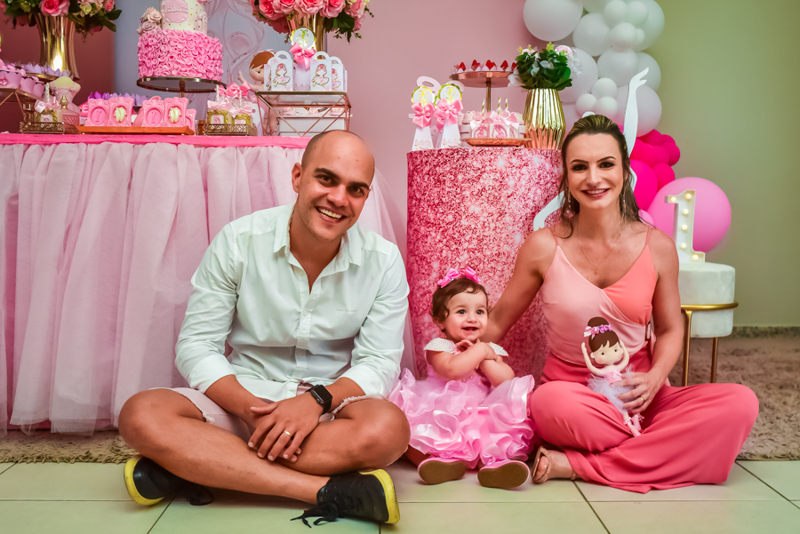 foto do aniversario infantil de isabela ela com seus pais