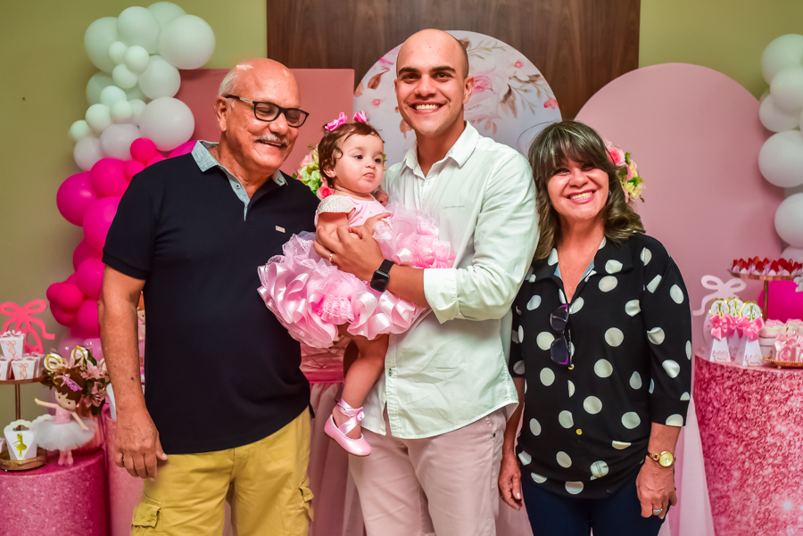 os avós paternos carregando aniversariante no seu aniversário infantil