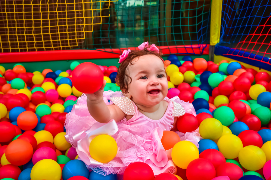 isabela curtindo a piscina de bolinha no seu aniversário