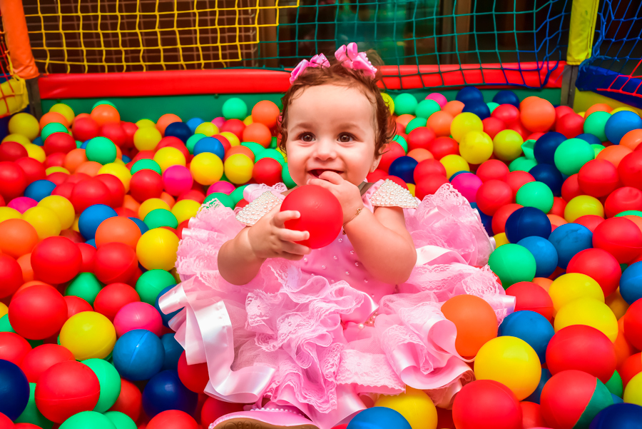 isabela na piscina de bolinha no seu aniversário de um aninho