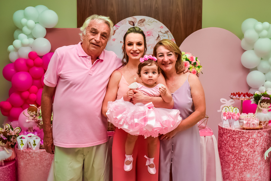 os avós maternos carregando aniversariante no seu aniversário infantil