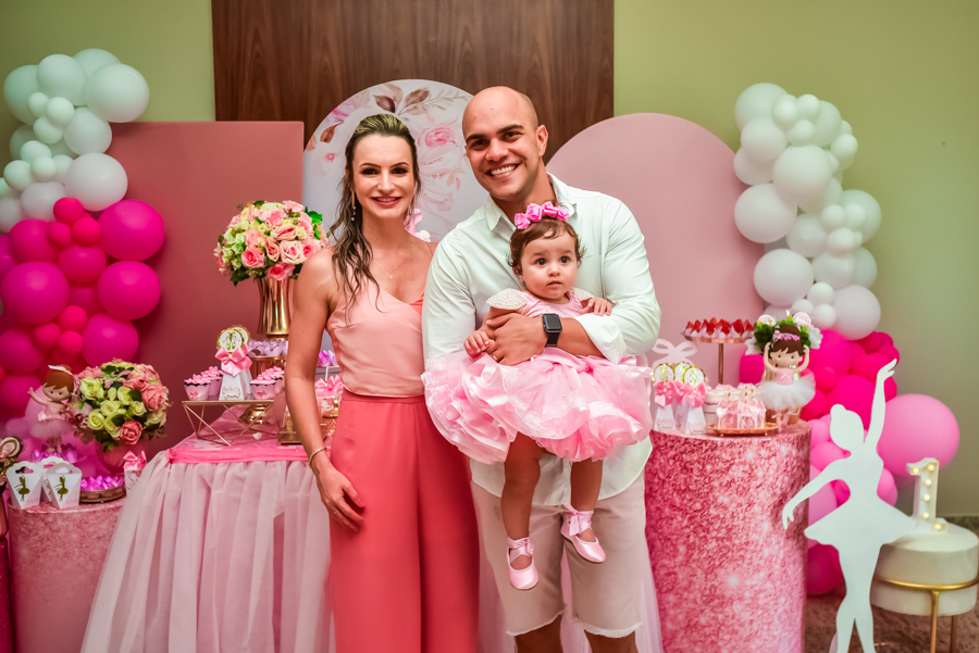 os pais da aniversariante fazendo a foto