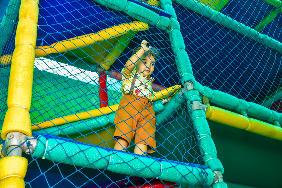 brinquedo do Buffet A Selva com o aniversariante brincando