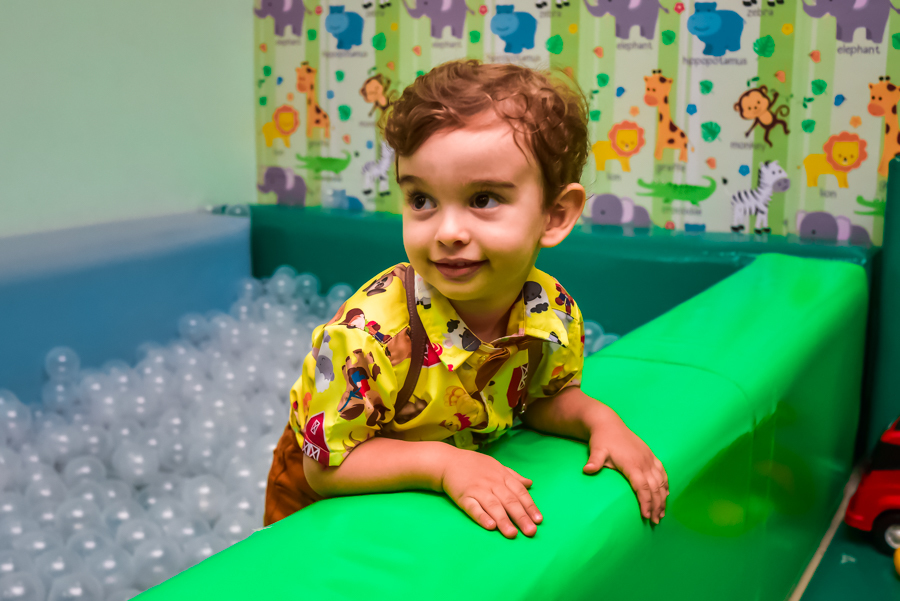 aniversariante na piscina de bolinha no seu aniversário de 3 anos