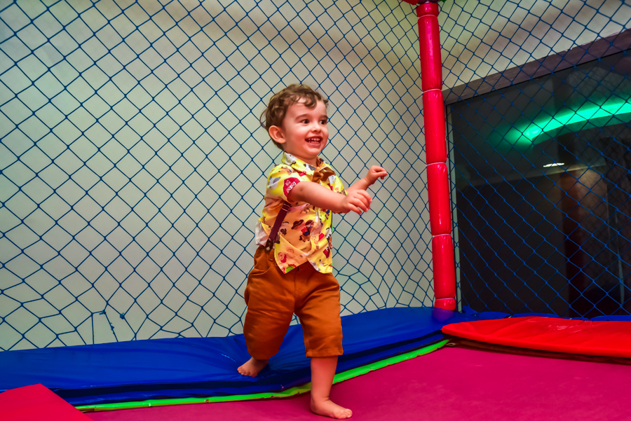 aniversariante brincando no pulapula no seu aniversário infantill