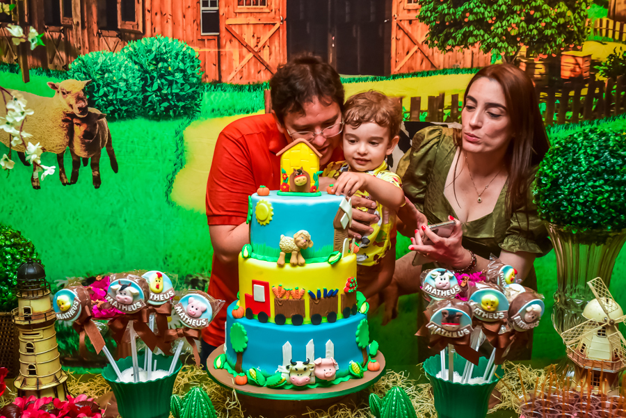 Aniversariante apagando a velinha do seu aniversário