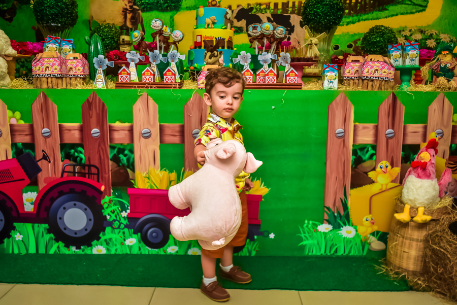 Aniversariante brincando com a decoração do seu aniversário