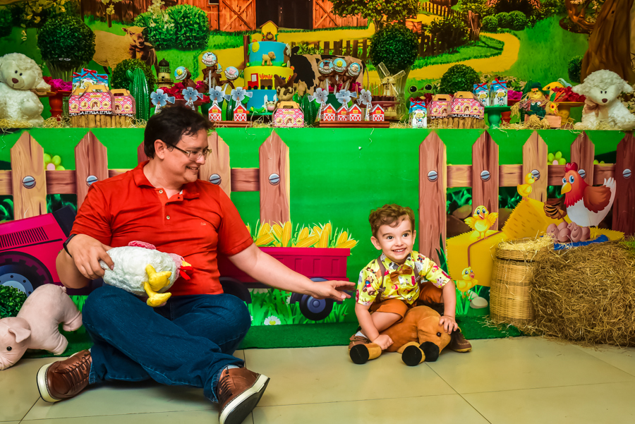 Pai brincando com seu filho no aniversário