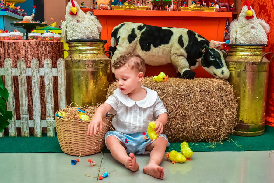 aniversariante brincando no seu aniversario