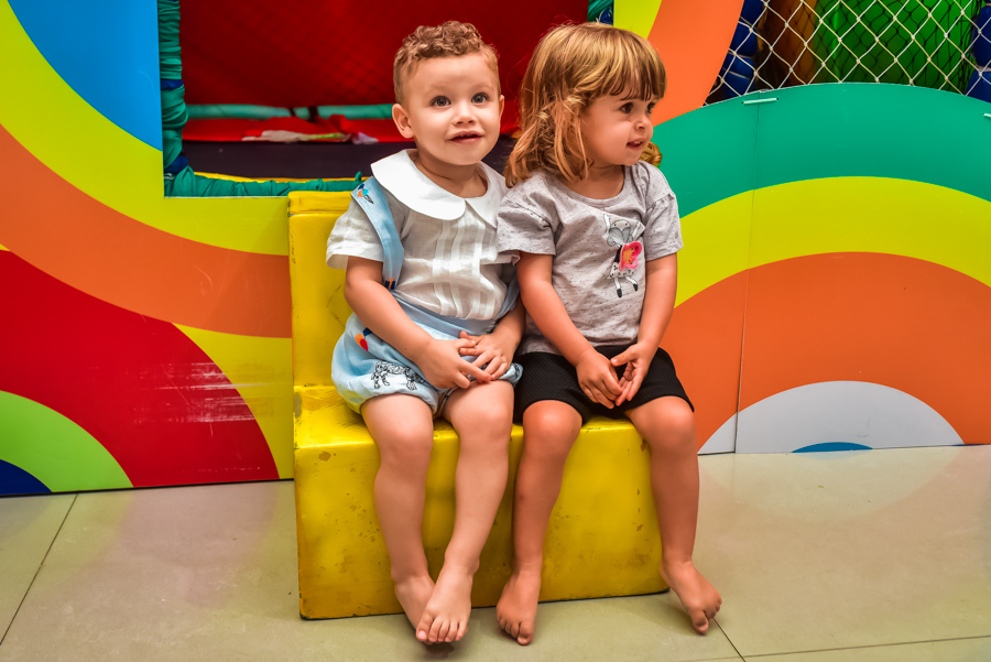 foto do aniversariante com uma coleguinha no seu aniversario