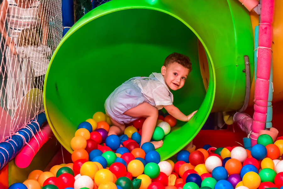 aniversariante brincando no seu aniversario