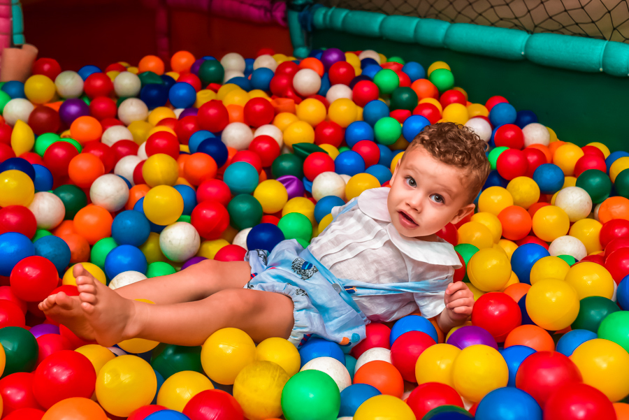 aniversariante na piscina de bolinha no castelo encantado em vilas do atlantico