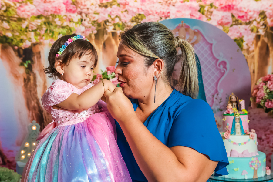 foto da mae no aniversario infantil em salvador bahia 