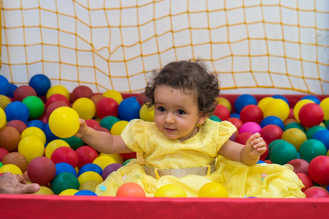 foto da aniversariante brincando na piscina de bolinha