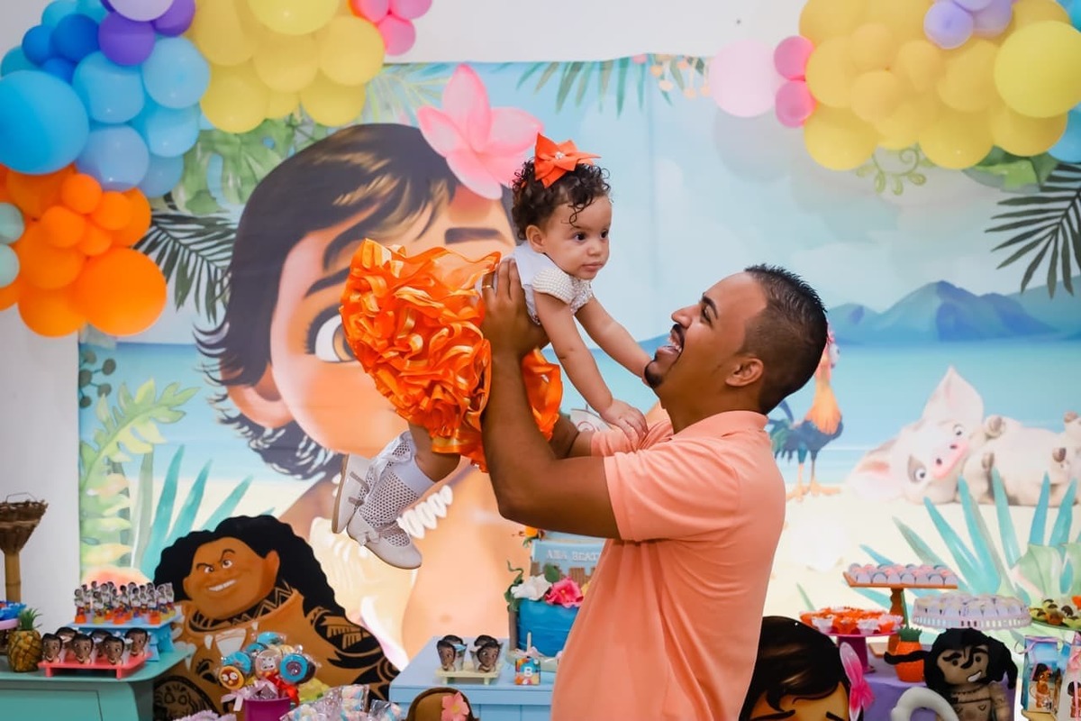 Aniversário-infantil-em-Salvador-com-pais-felizes