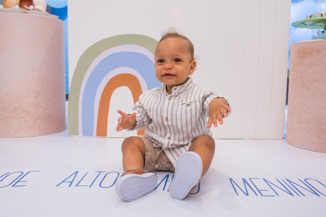 aniversariante-sentado-para registrar-uma-linda-foto