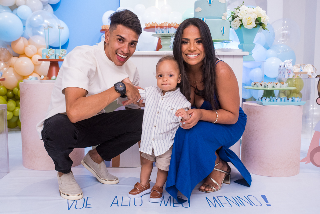 pai-pousando-para-as-fotos-do-aniversário-do-filho