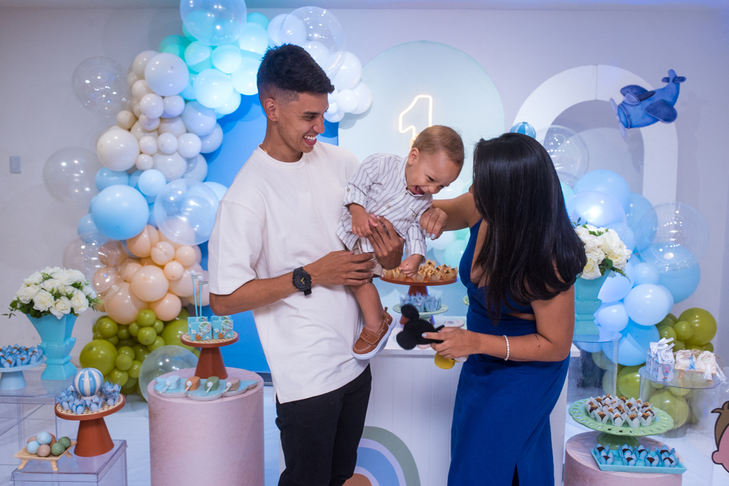 o-aniversariante-se-divertindo-no-seu-primeiro-aniversário-emSalvador-Bhaia