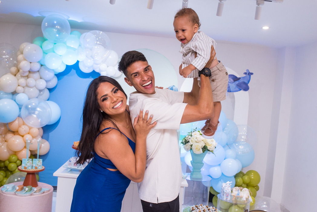 pai-eguendo-seu-lindo-filho-completando-um-aninho