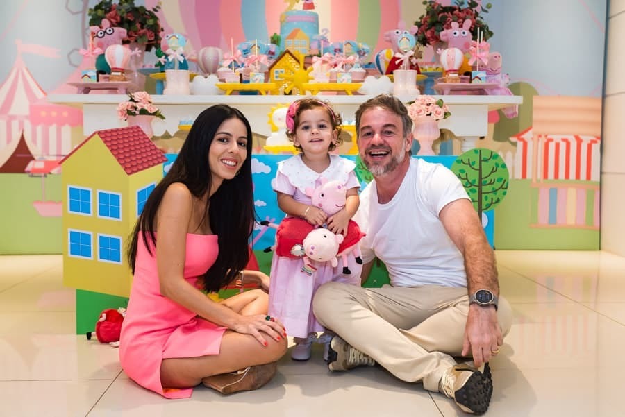 Eduarda-2-anos-celebrando-com-os-pais