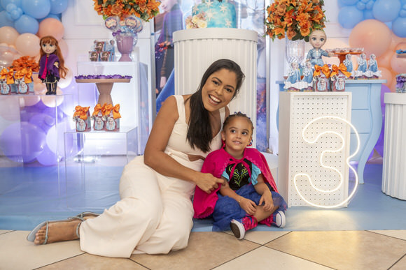 mãe-no aniversário-infantil-da filha