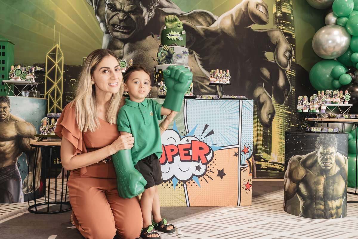 Albertinho 3 anos no colo da mãe Sintia durante festa Hulk