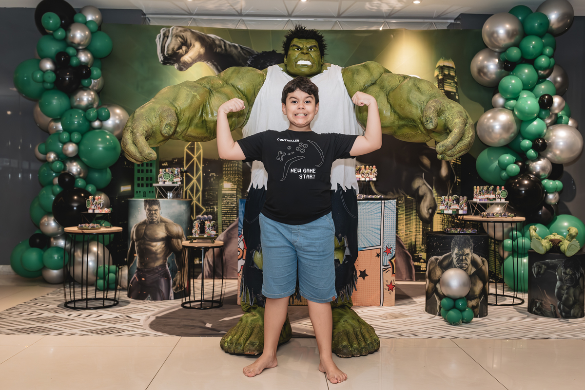 Albertinho e irmão brincando juntos na festa de aniversário tema Hulk
