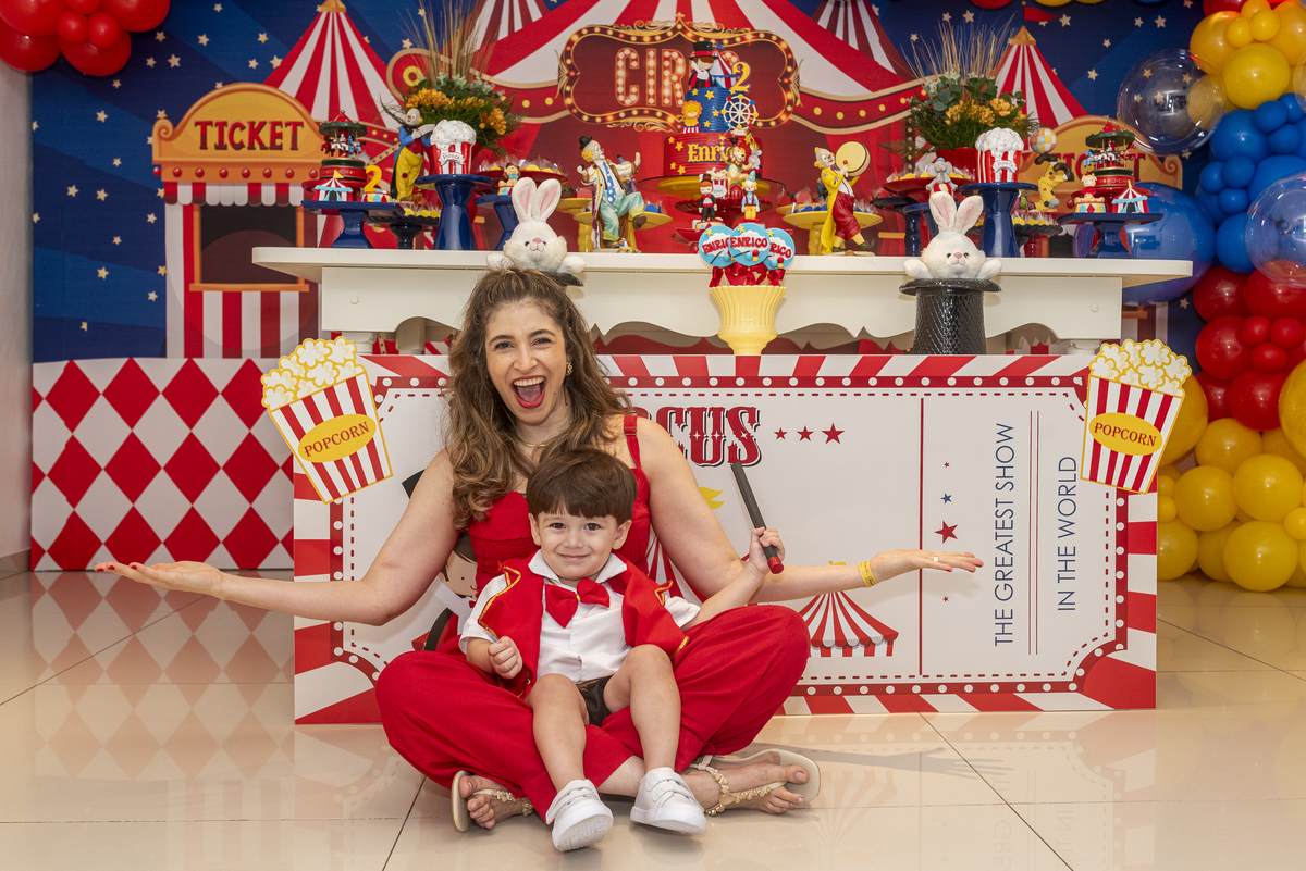 Enrico 2 anos no colo da mãe Camila festa Circo Salvador