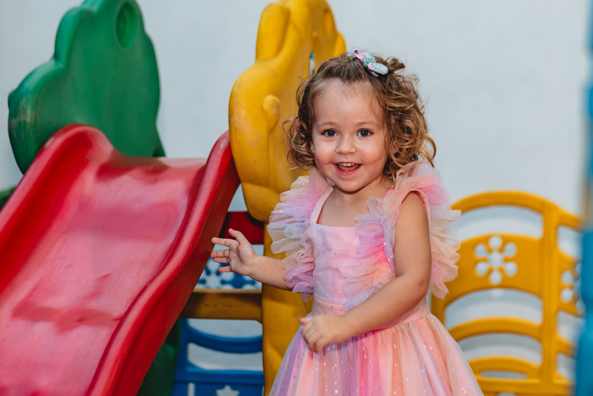 Maria brincando no parquinho festa infantil 2 anos