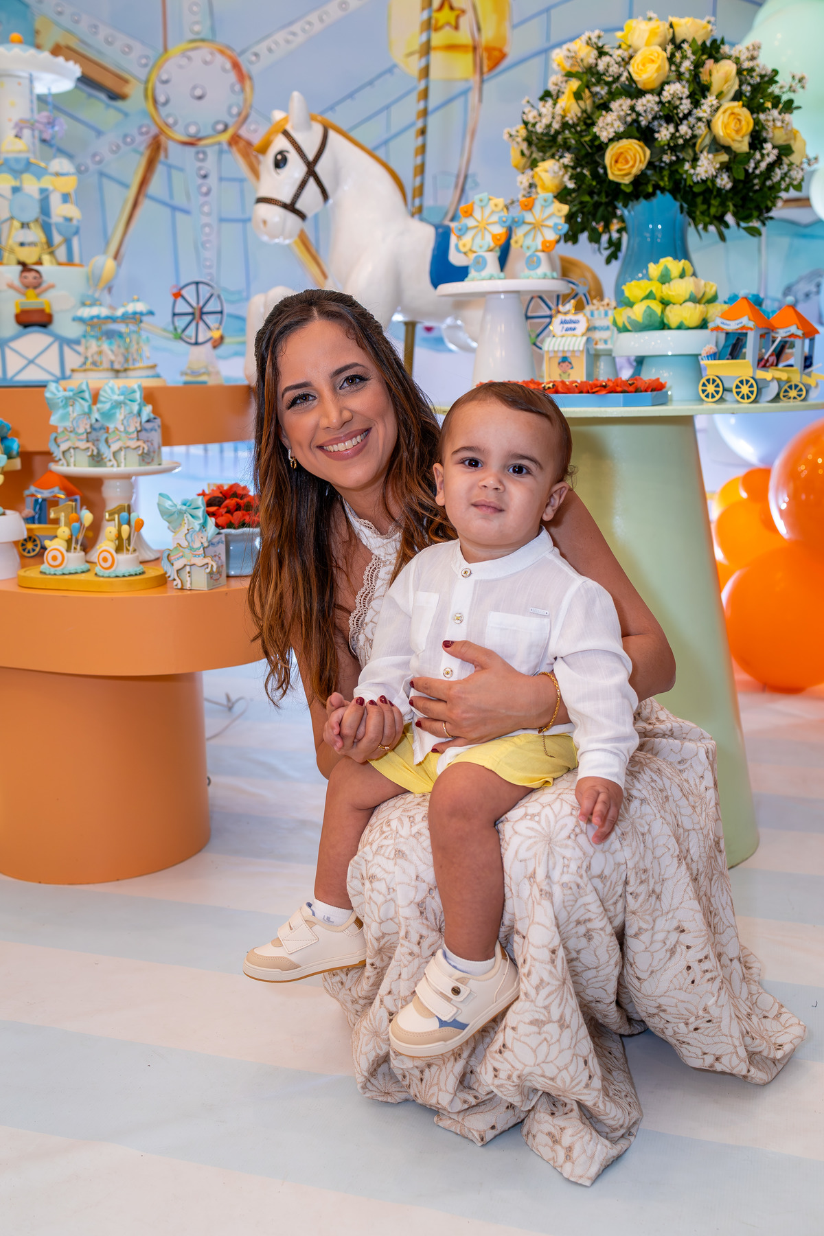 Mãe Karoline com filho Mateus 1 ano no colo festa Parque de Diversões