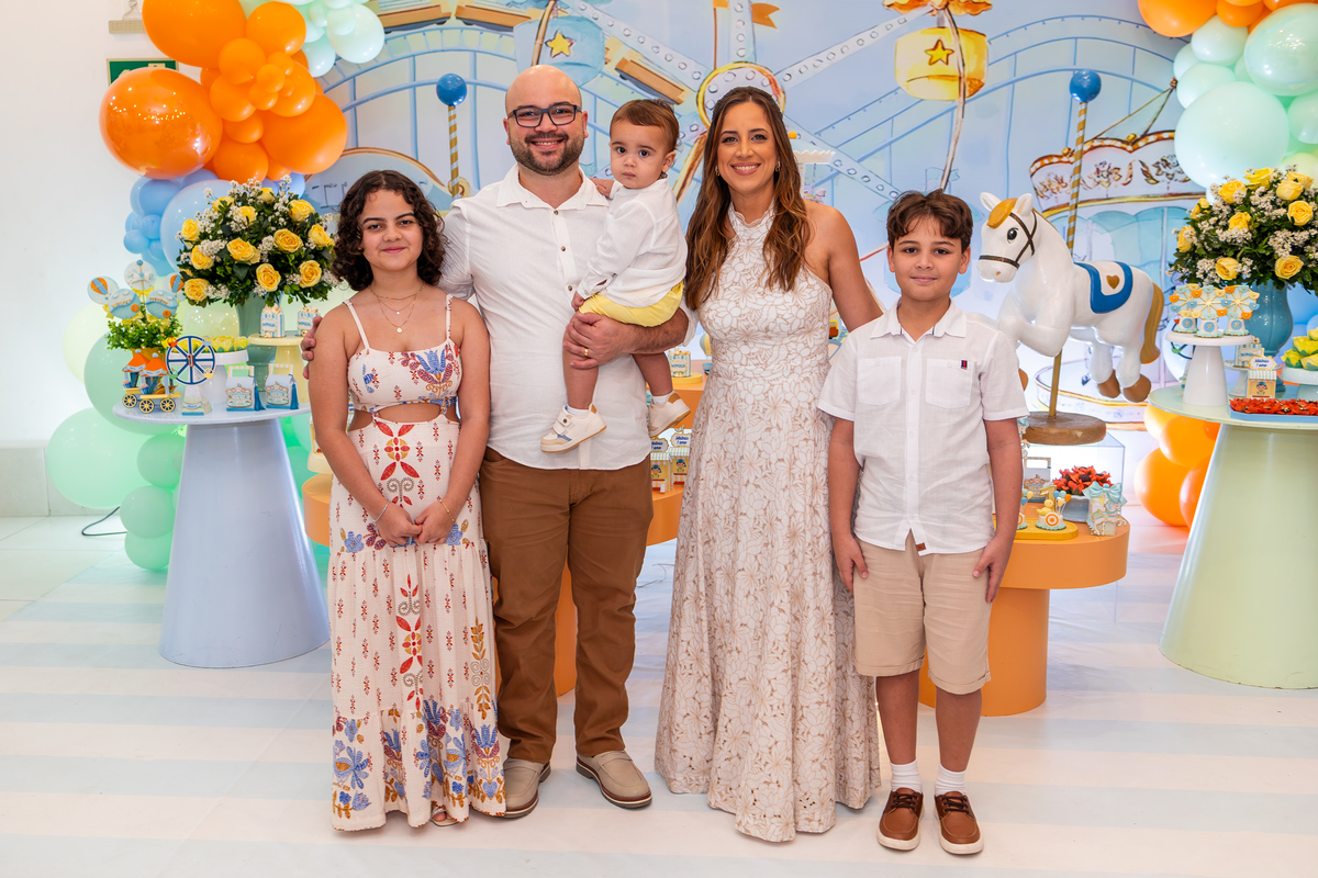 Família completa na festa de 1 ano tema Parque de Diversões Hariraya Eventos