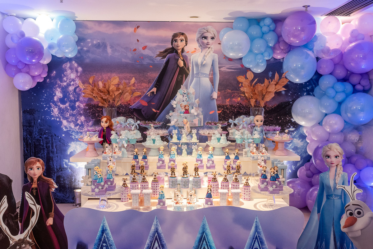 Decoração tema Frozen para festa infantil no Planeta Criança Salvador com tons de azul e branco