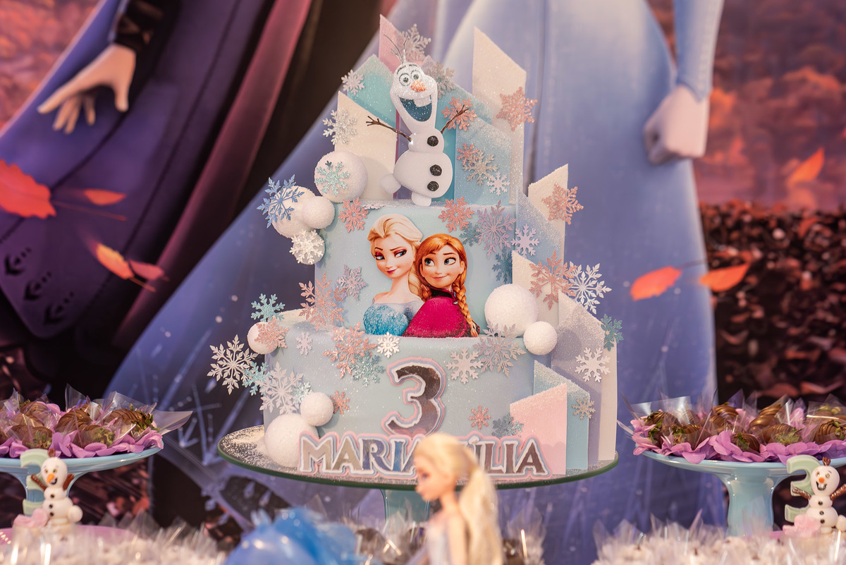 Bolo decorado tema Frozen para aniversário de 3 anos da Maria Julia em Salvador