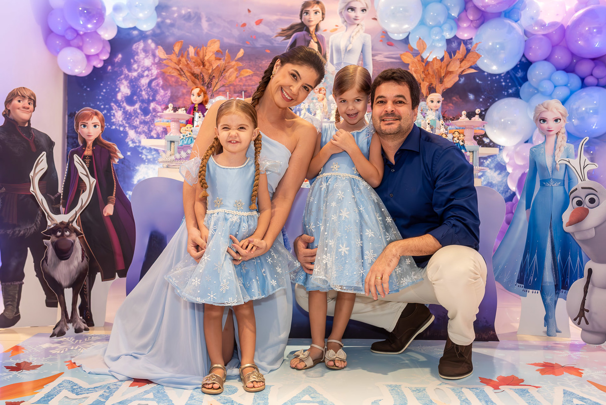 Família reunida na festa de 3 anos tema Frozen da Maria Julia no Planeta Criança Salvador