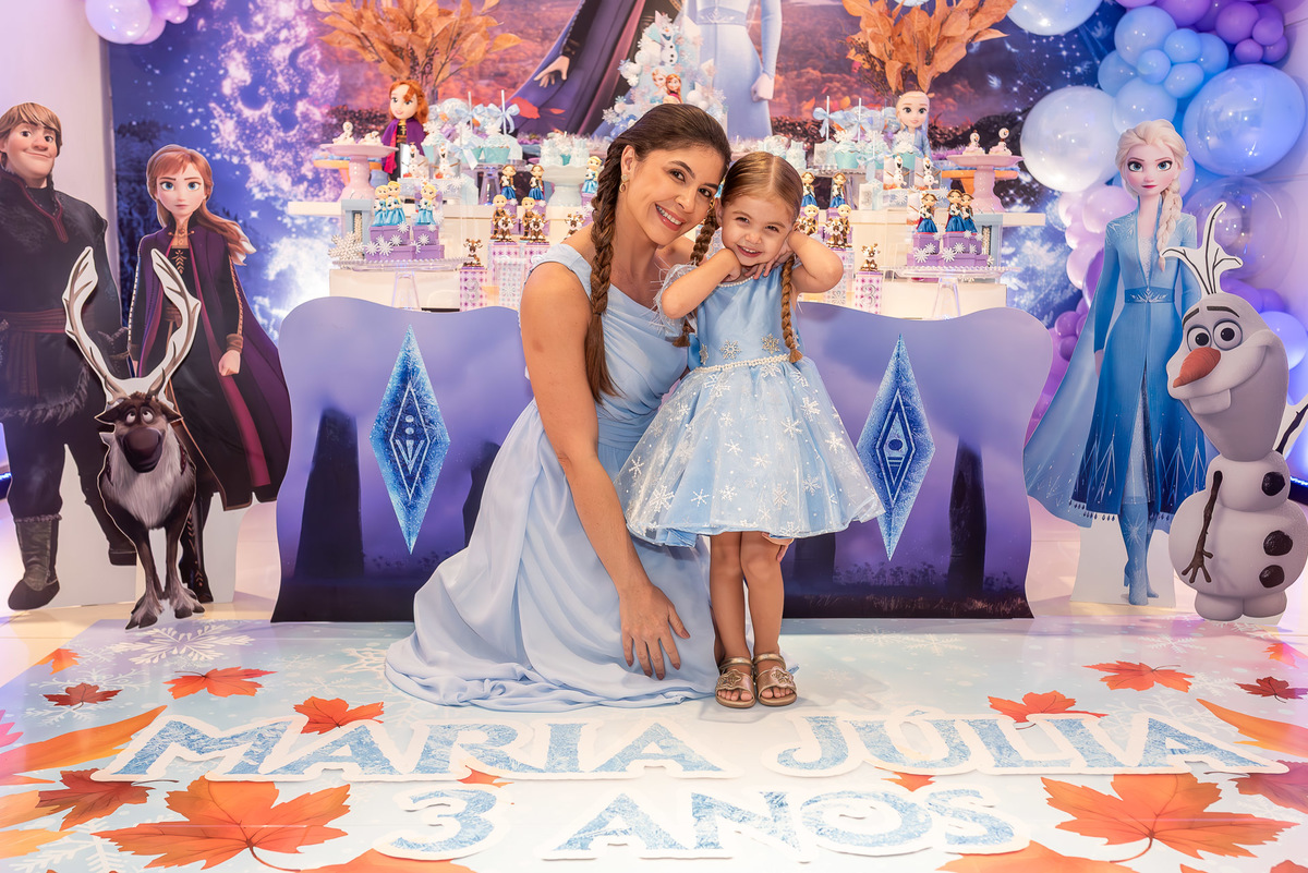 Maria Julia e seus pais celebrando festa infantil tema Frozen no Planeta Criança