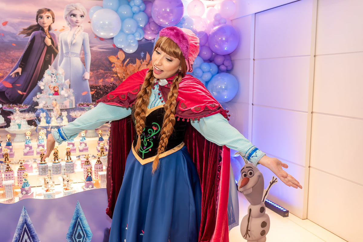 Personagens do Frozen encantando Maria Julia em seu aniversário de 3 anos personagem do Faz de Contos