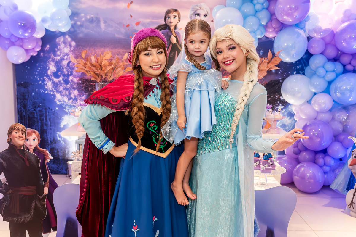 Julia com os personagens do Faz de Contos 