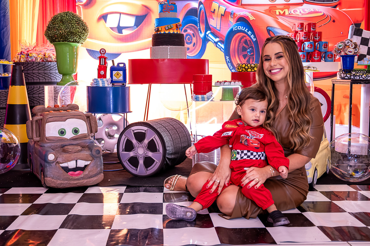 Levi no colo da mãe, em um momento de carinho e conexão durante a festa de 1 ano em Salvador.