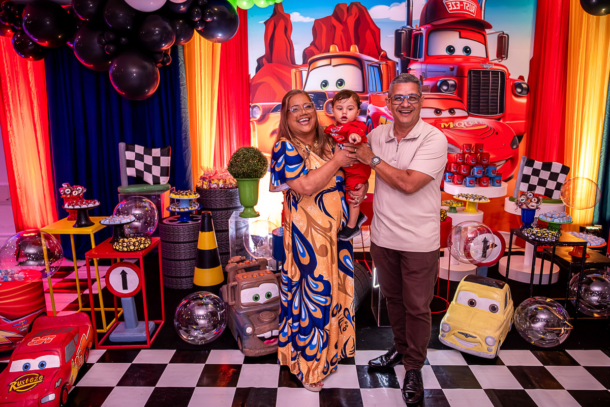 Levi com os avós, compartilhando um momento de afeto e alegria na festa de aniversário infantil.