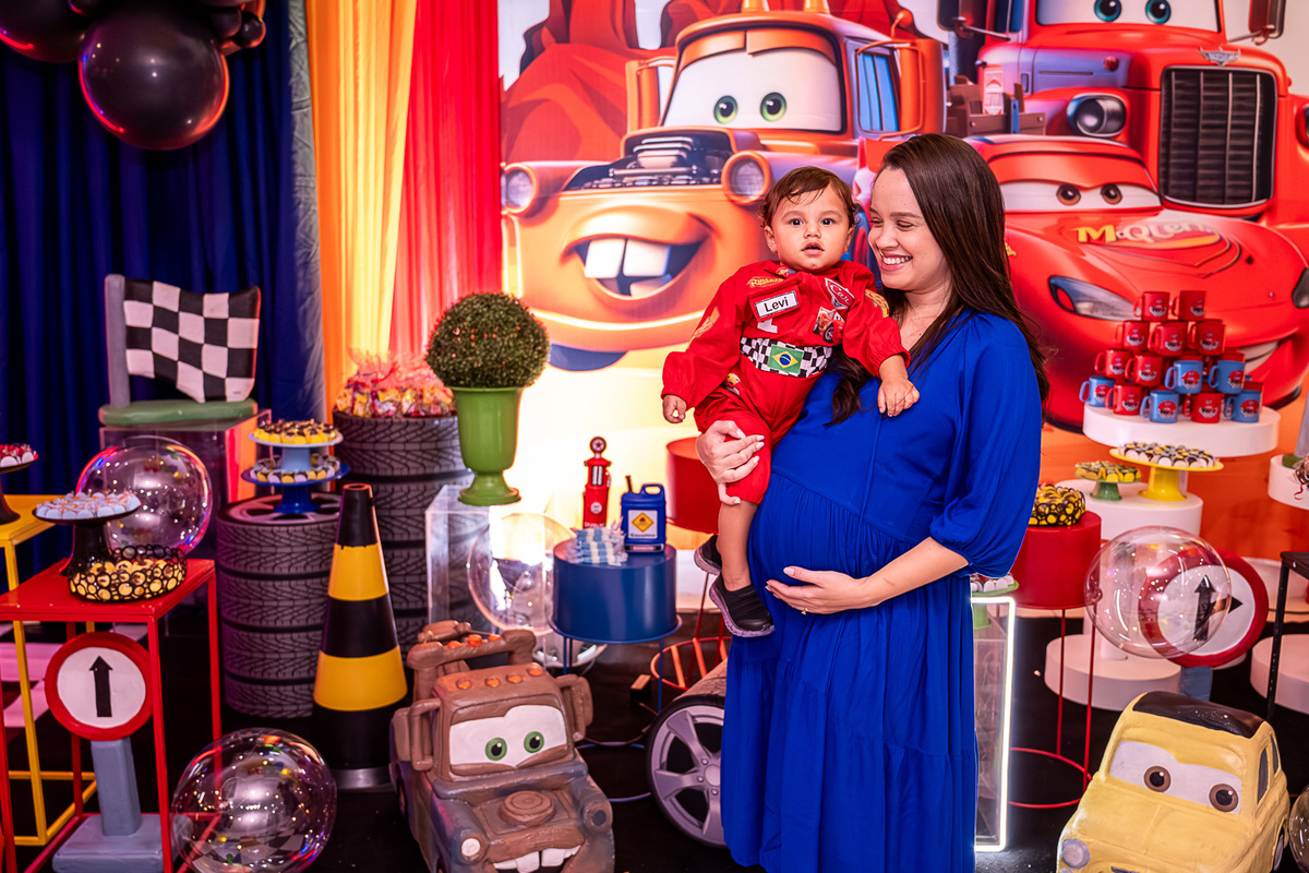 Levi com a madrinha, recebendo carinho e atenção especial em seu aniversário de 1 ano em Salvador.