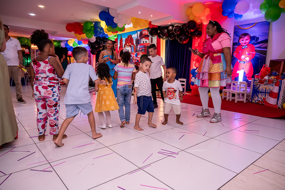 Grupo de amiguinhos do Levi se divertindo e brincando juntos na festa de 1 ano, tema Carros.