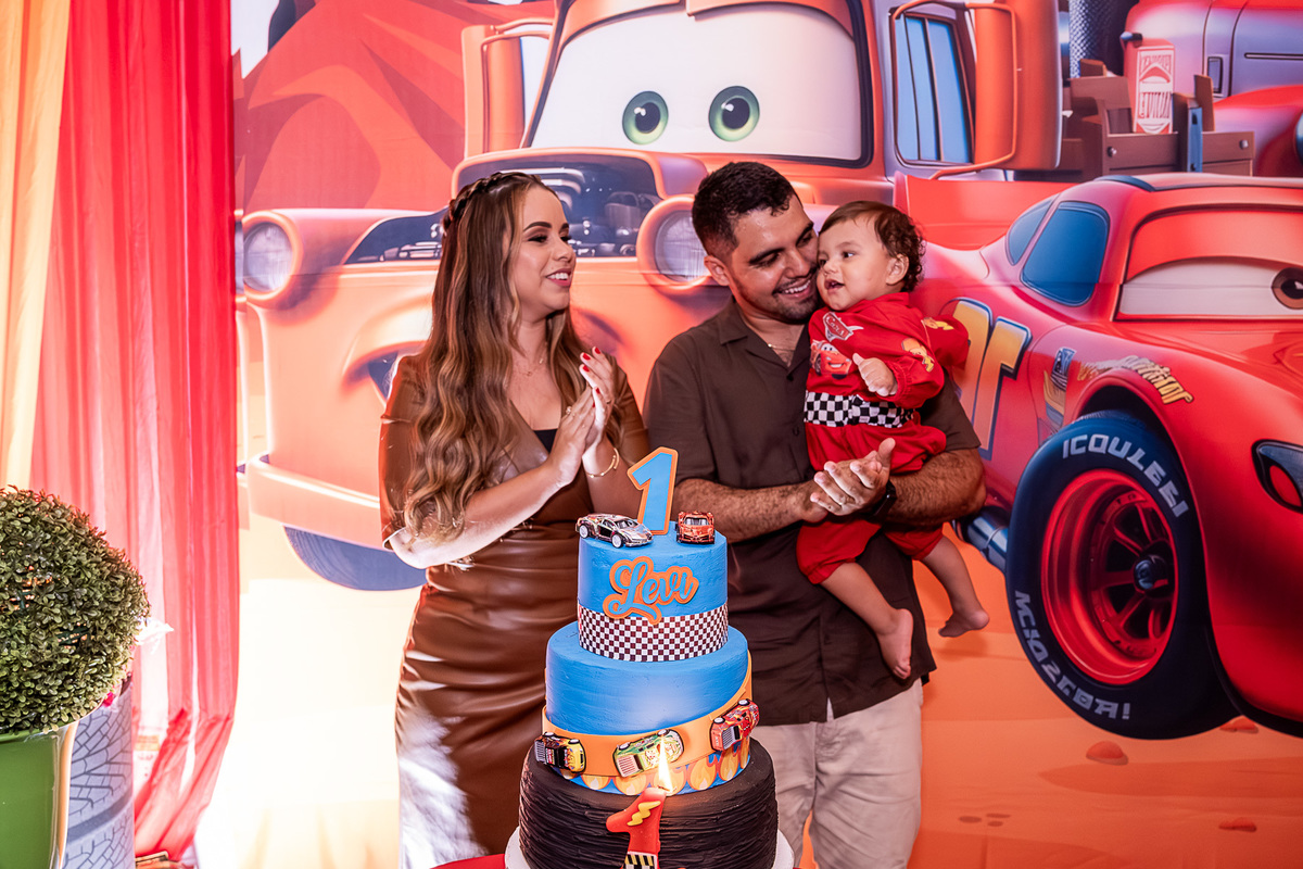 Família reunida cantando parabéns para o Levi no aniversário infantil em Salvador, com o tema Carros.