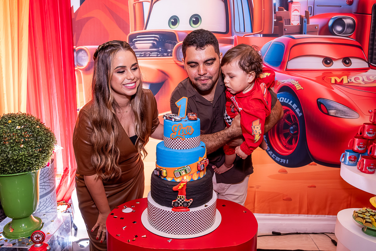 Pais do Levi e convidados cantando parabéns, celebrando o primeiro aniversário em Salvador.