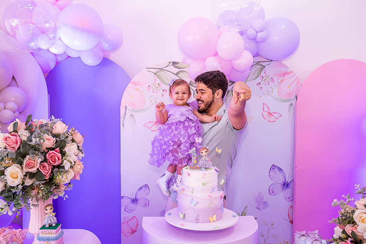 Cecília com o pai, em um momento de diversão e brincadeira na festa de 1 ano.