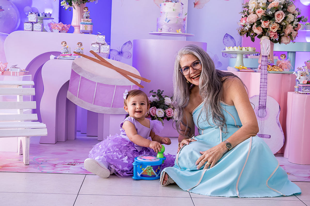 Cecília com a avó, compartilhando um momento de afeto e ternura.