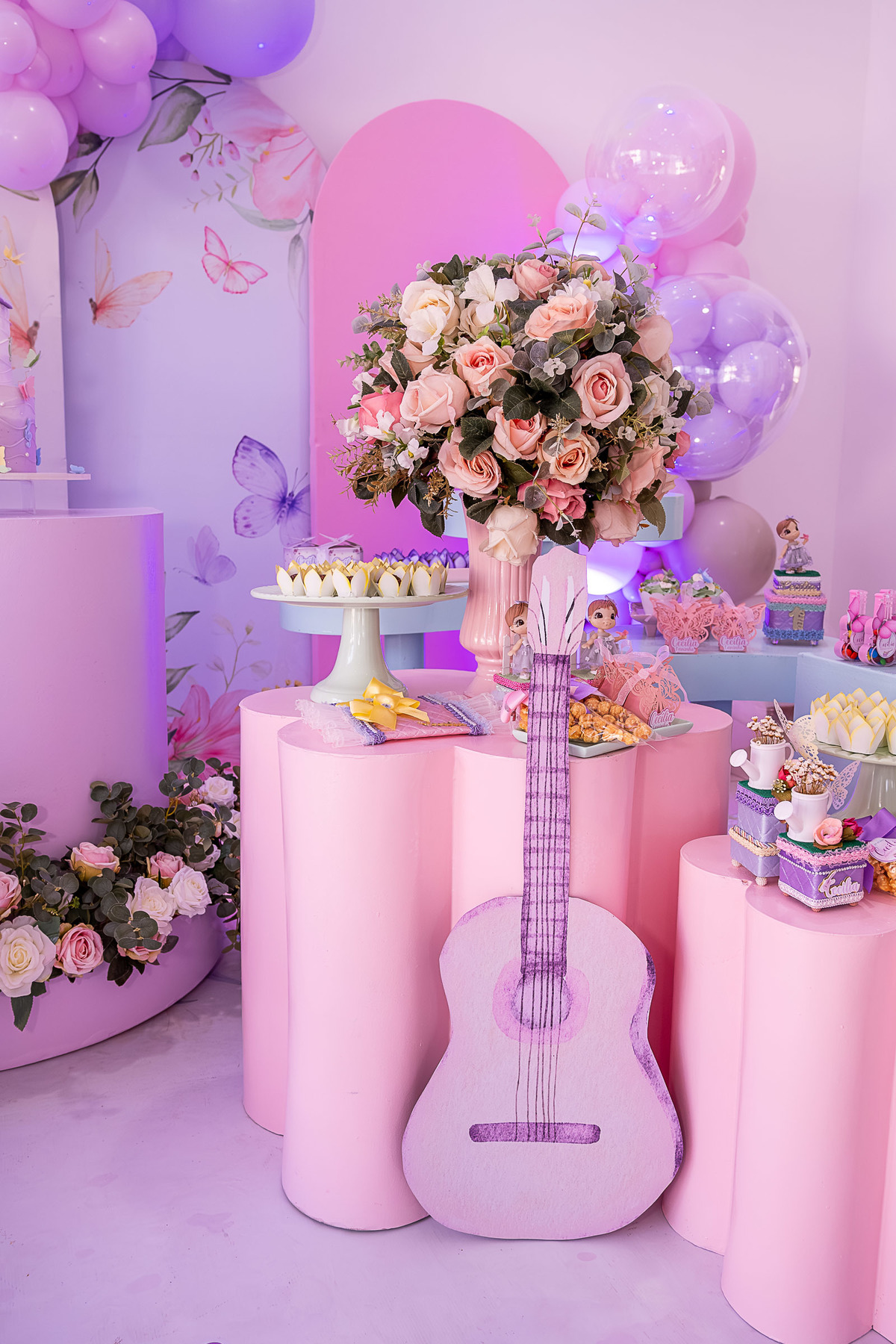 Detalhe da mesa de doces e bolo, mostrando a riqueza da decoração de festa infantil em Salvador.