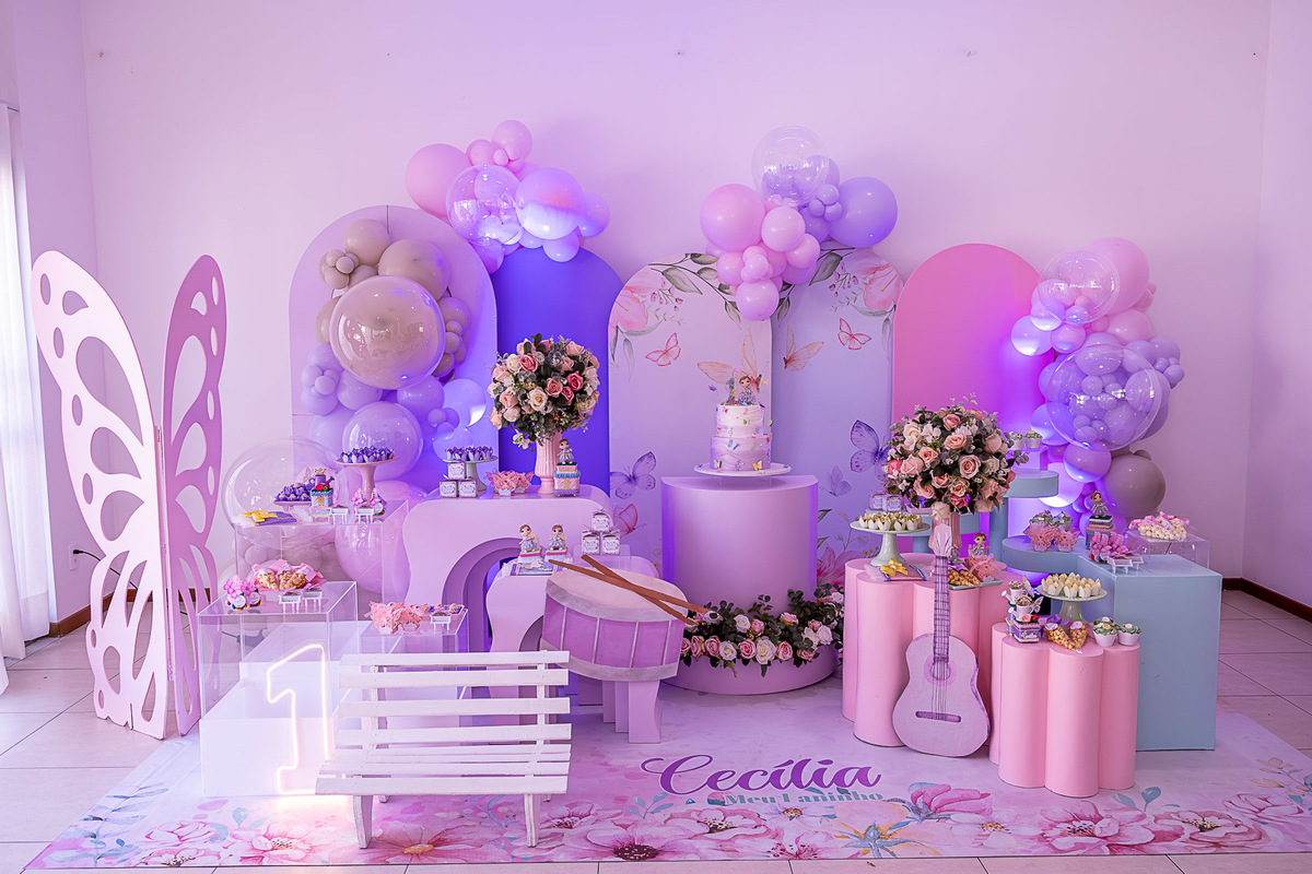 Decoração aérea com balões e elementos suspensos do tema borboletas, em festa de 1 ano.