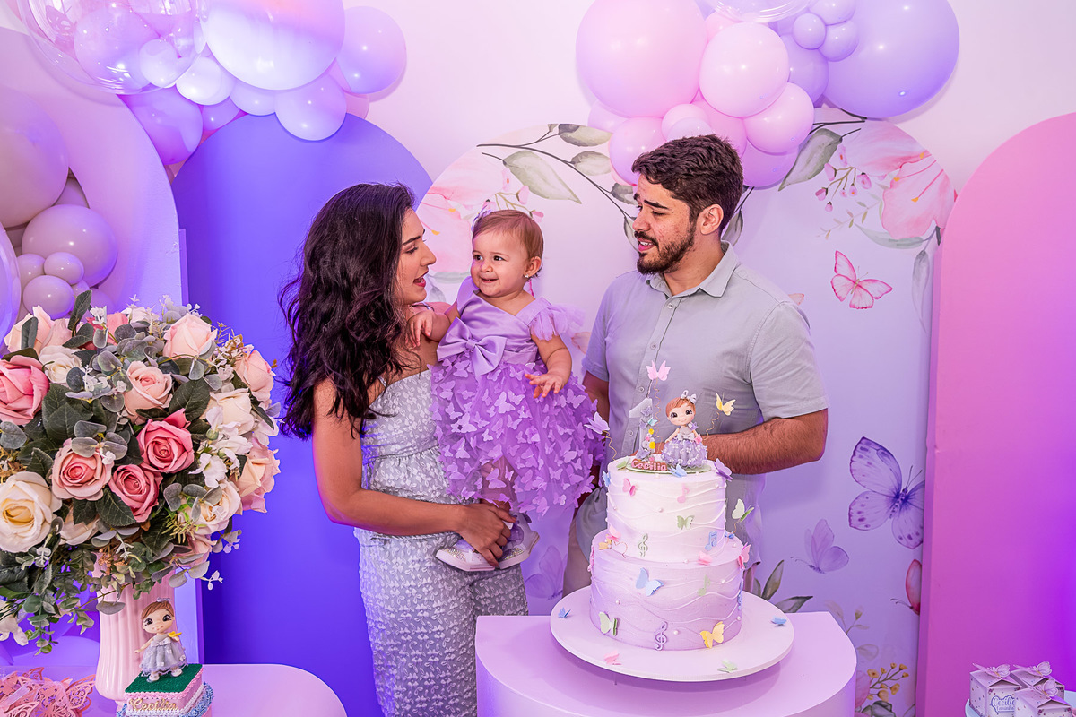 Foto da família (Cecília e pais) reunida, celebrando o primeiro aniversário em Salvador.